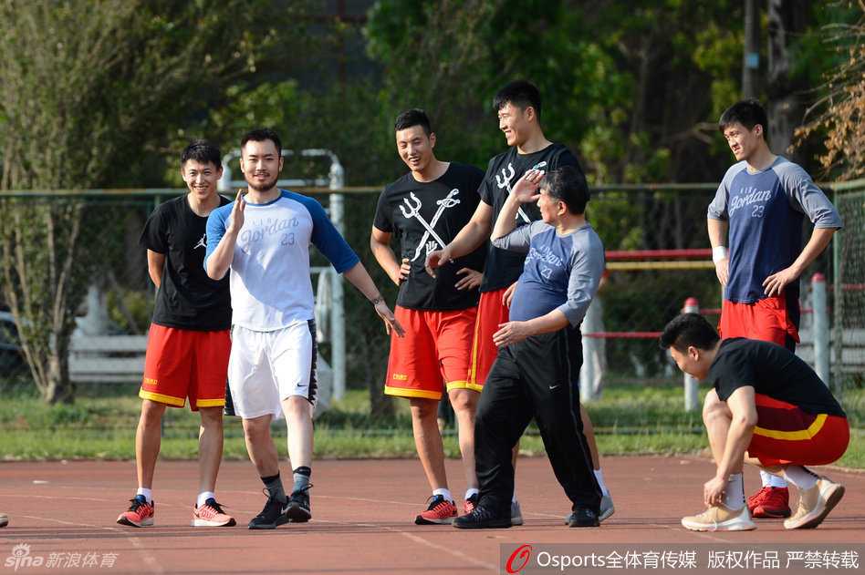 揭秘!宫鲁鸣挂帅中国男篮海埂高原备战,众将苦练只为里约绽放 锋线球员翟晓川在训练中神情专注,一丝不苟地完成每一个技术动作,全力奔跑冲刺的他,展现出了年轻一代球员的朝气与拼搏精神。