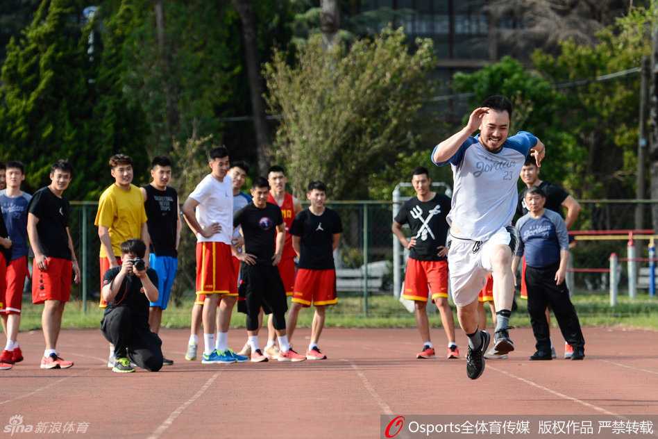 揭秘!宫鲁鸣挂帅中国男篮海埂高原备战,众将苦练只为里约绽放 训练之余,主教练宫鲁鸣与爱徒睢冉在场边模仿起了“皮影戏”,两人搞怪的姿态和脸上洋溢的笑容,让紧张的集训气氛变得轻松欢快。