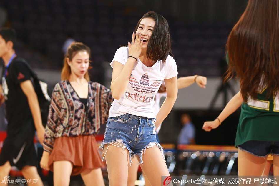 即使是在场边休息，拉拉队员们也保持着最专业的姿态，她们席地而坐却依然挺拔，用热烈的掌声和有节奏的呐喊，为场上的每一次拼搏注入源源不断的能量。