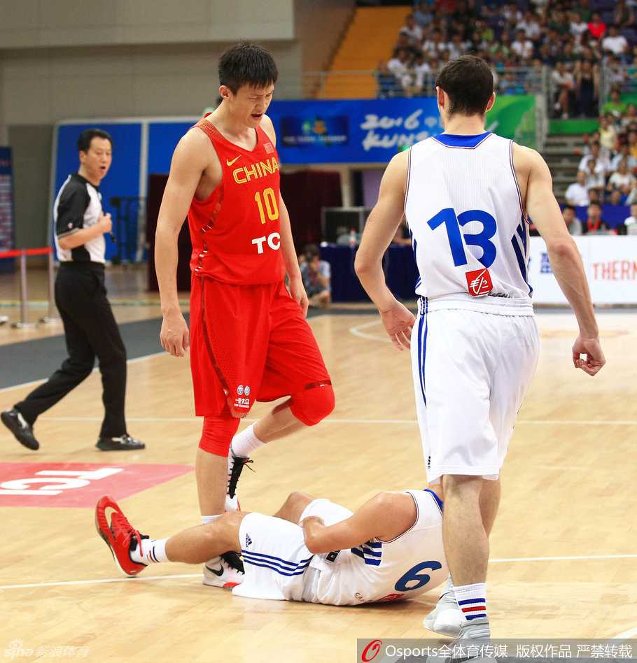 易建联持球进攻，面对扑上来的防守者，他果断出手，皮球在空中划过一道美妙的弧线，这是中国男篮最信赖的得分方式。