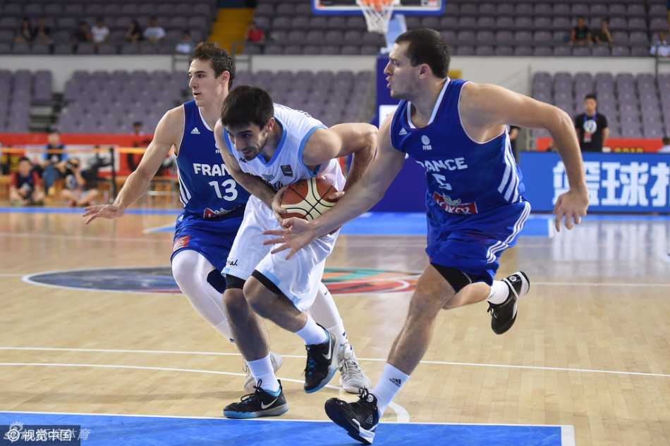 斯坦科维奇杯北京揭幕 法兰西男篮内线强攻击退阿根廷 法国队后卫一个灵巧的胯下运球晃动,瞬间摆脱了阿根廷防守球员的贴身紧逼,准备持球突破。