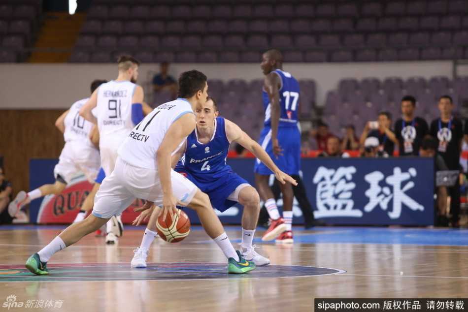 斯坦科维奇杯北京揭幕 法兰西男篮内线强攻击退阿根廷 阿根廷队员试图在三分线外进行尝试抢断,他飞身扑向法国队的传球路线,指尖几乎碰到了皮球,防守极为拼命。