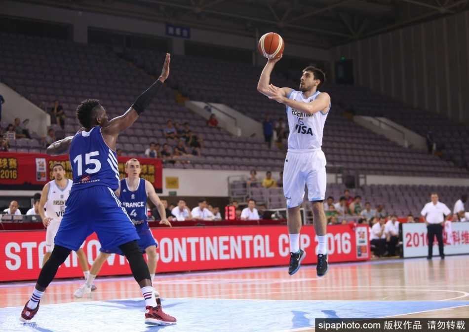 斯坦科维奇杯北京揭幕 法兰西男篮内线强攻击退阿根廷 法国队球员在罚球线附近接球,面对空当果断出手,一记精准的罚球线抛投空心入网,帮助球队稳住阵脚。