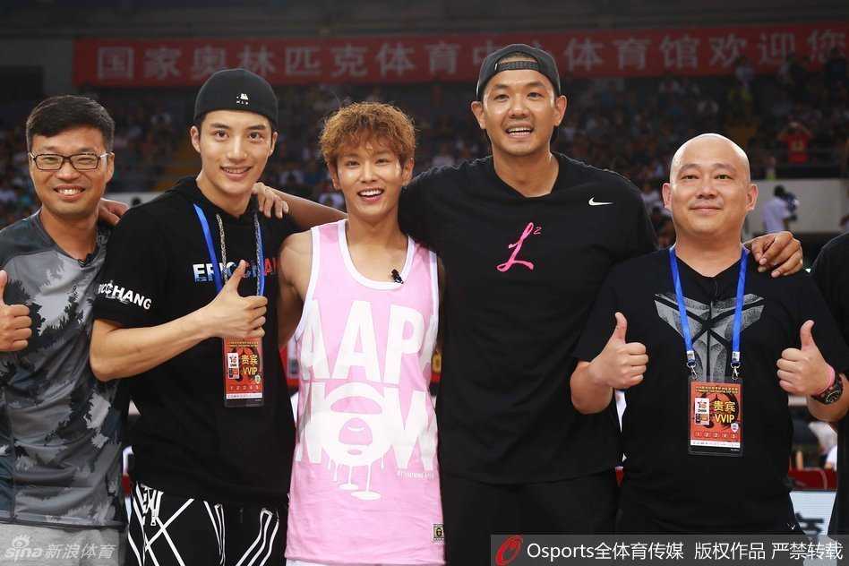 篮球场边星光熠熠，刘烨、陈建州、王迅等一众明星围聚在一起，笑容满面地举着手机进行自拍合影，记录下这难得的观赛瞬间，背景是热情的观众看台。