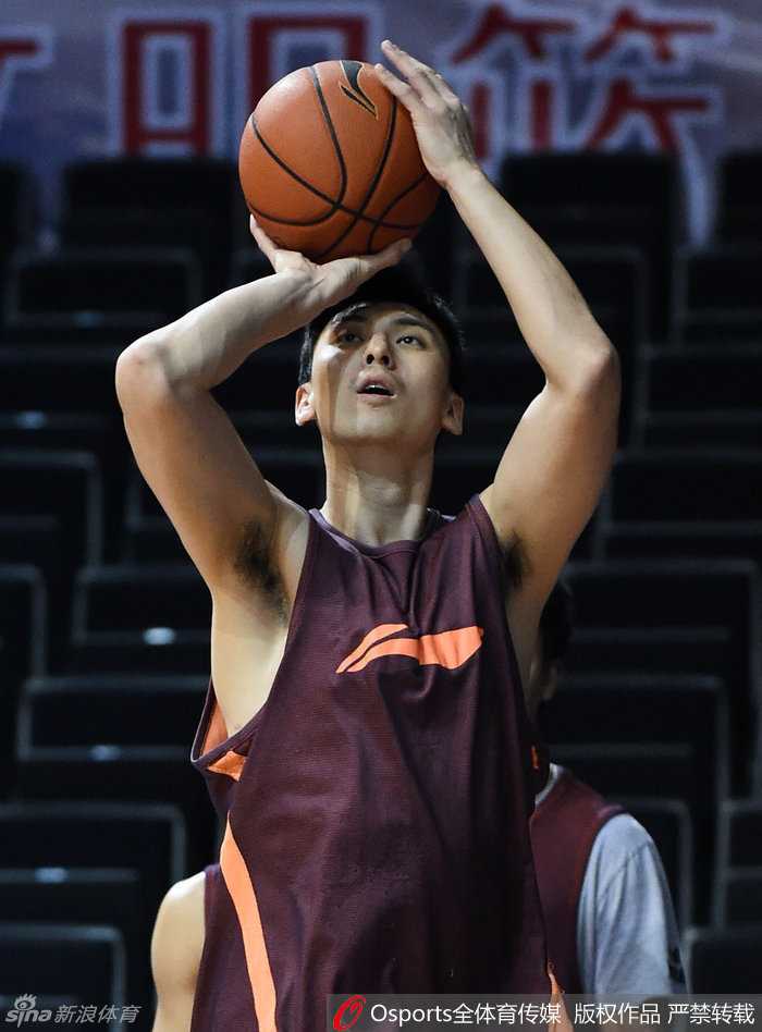 吉喆在投篮练习中与外援莫里斯交流心得，他高高跳起的投篮姿势标准，眼神中充满了对得分的渴望。