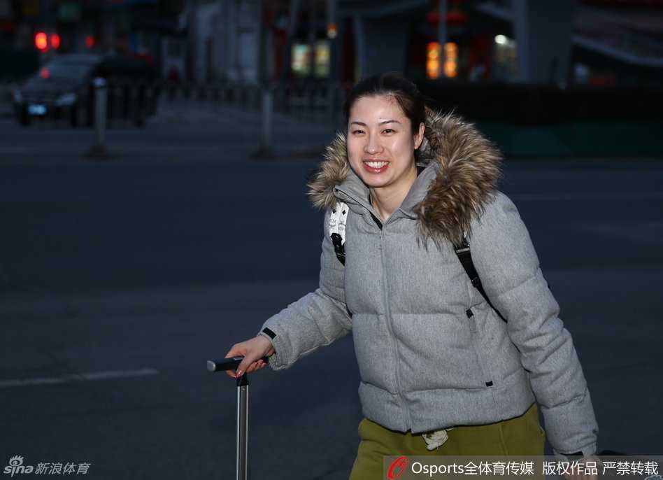 马赫家人的随行抵达，展现出教练组团队背后稳固的家庭支持，氛围温馨和谐。