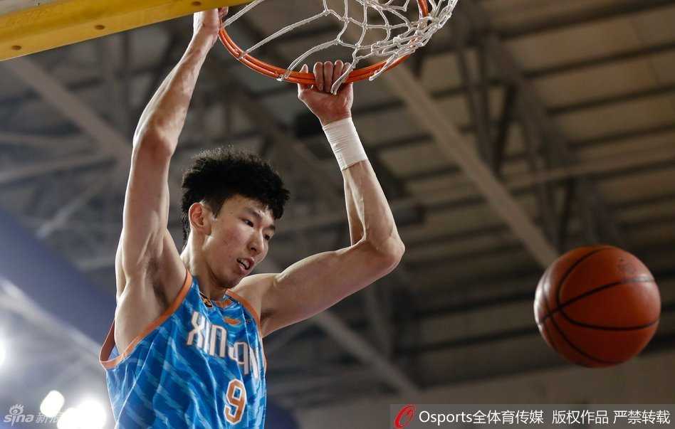 周琦犹如天神下凡，隔着防守球员单臂完成雷霆万钧的暴扣，整个篮筐都在颤抖。