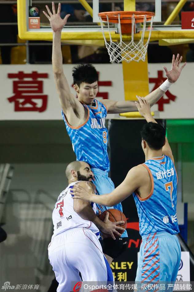 可兰白克在底角接球，面对扑防而来的对手，他眼神坚毅，从容出手三分。