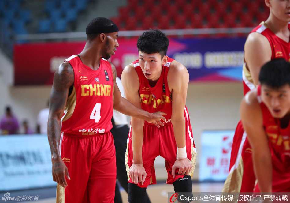 布拉切像一座山一样横亘在对手面前，他用强壮的身躯卡住位置，迫使对方难以进入内线，展现了他在防守端的威慑力。