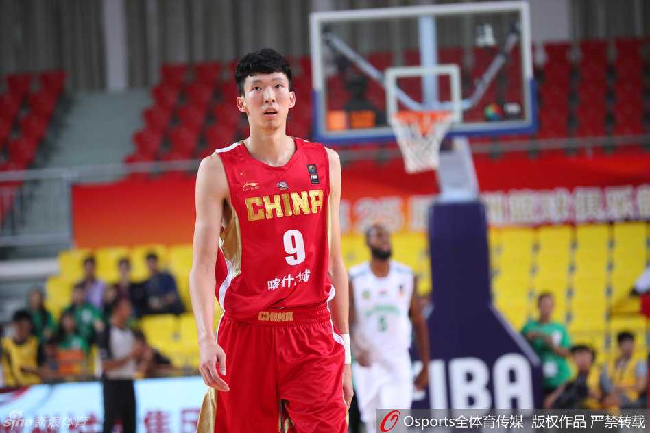 周琦在高位送出一记精妙的击地传球，皮球穿越防线准确找到切入的队友，这记极具想象力的传球展现了“大魔王”除封盖外的细腻技术。