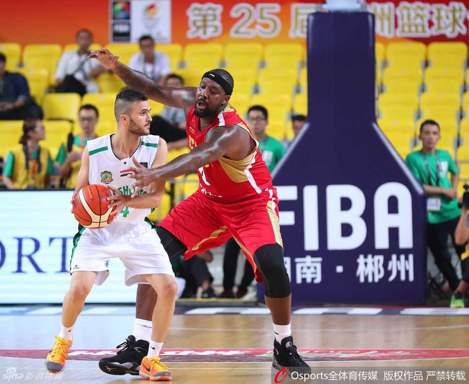 西热力江送出精准长传，皮球像制导导弹一样越过回防的球员，他的眼神紧紧跟随着球的轨迹，仿佛早已预见了这次成功的快攻。