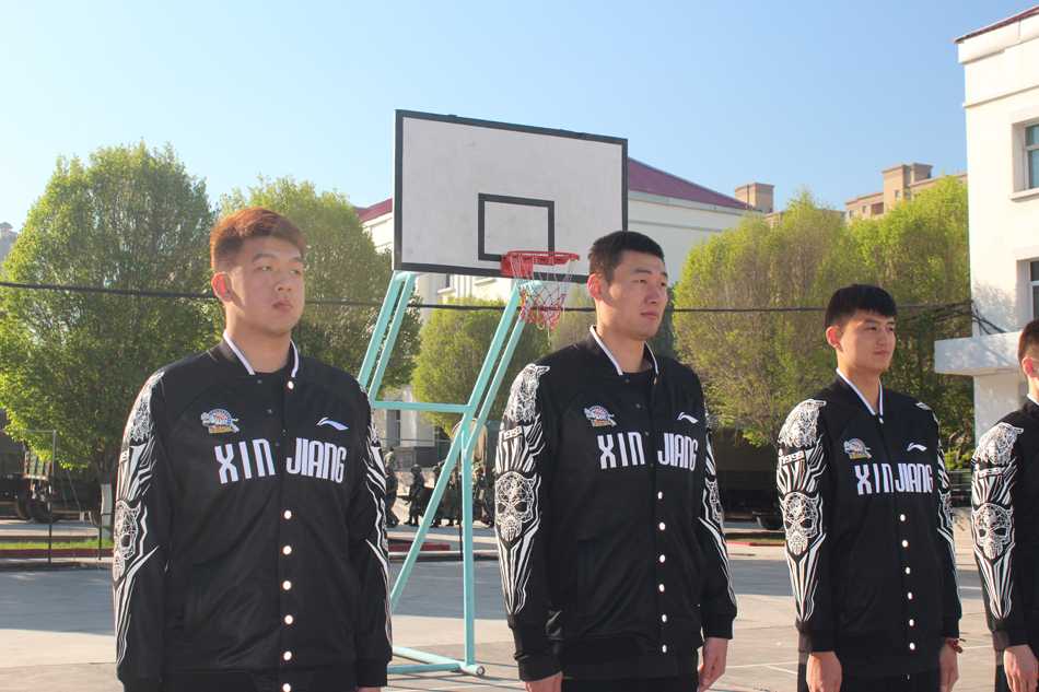 营房内，西热力江全神贯注地按压着手中的军被，原本蓬松的被子在他一遍遍的修整下，逐渐显露出标准的棱角。李秋平指导也亲自上阵清洗器具，以身作则展现了教练组的严谨作风。