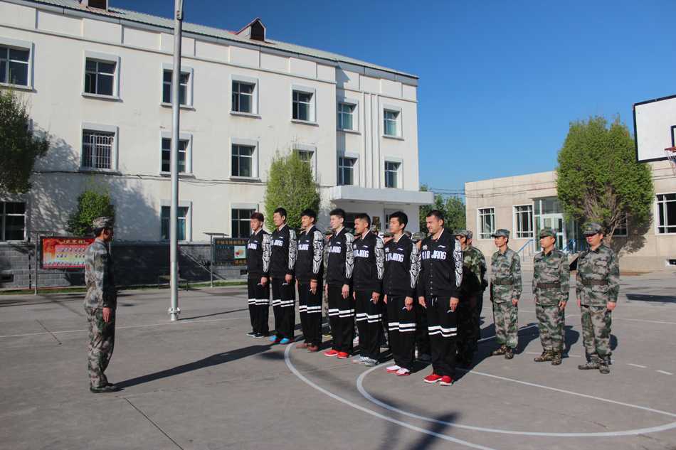 在教官嘹亮的口令声中，新疆男篮的小伙子们身穿迷彩服，在训练场上整齐划一地练习队列，阳光洒在他们坚毅的面庞上，仿佛即将出征的战士。