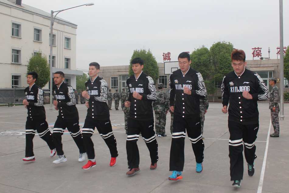夕阳西下，结束了一天军训和篮球训练的新疆队员们，踏着整齐的步伐再次返回军营。金色的余晖拉长了他们的身影，这支“飞虎军团”正通过军营的锤炼，为新赛季的腾飞积蓄着力量。