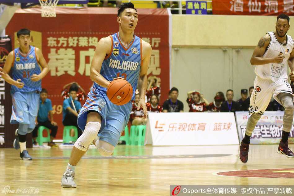 新疆锋线尖刀可兰白克在反击中高高跃起，眼神如鹰隼般锐利，手中的篮球仿佛凝聚了全场的光线，即将划过一道完美的弧线坠入网窝。