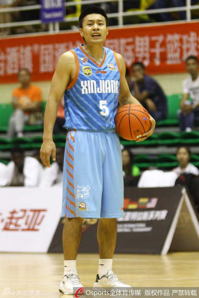 年轻的阿不都沙拉木在德国战车的内线腹地强硬要位，接球后他利用灵活的脚步转身抹入篮下，面对长人如林的防线，他像弹簧人般腾空而起，完成一次精彩的终结。