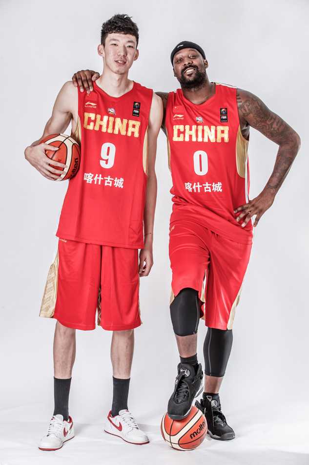 队长可兰白克·马坎身着中国红战袍，在边线运球突破，他坚定的目光和紧绷的肌肉线条，展现出一位领袖在关键时刻的责任与担当。