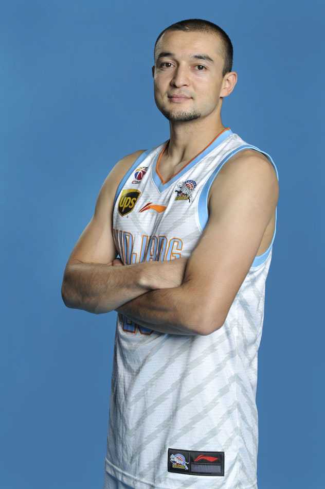 西热力江张着大嘴，眼神如鹰隼般犀利，仿佛正在对对手喷着最狠的垃圾话，这经典的“大摸”表情，是他防守悍将的最佳注脚。