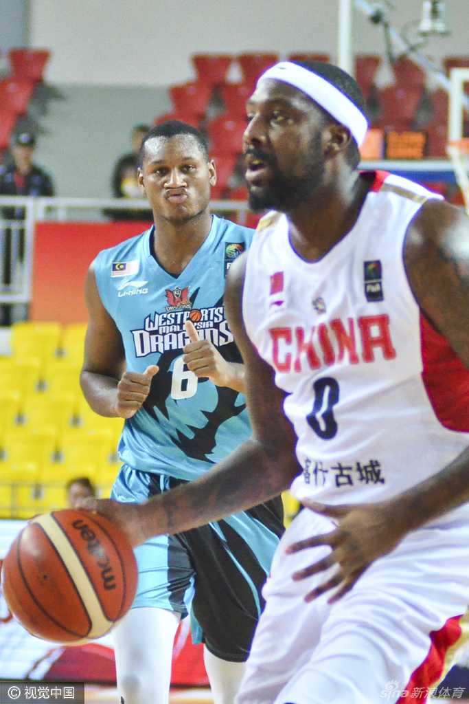 小外援亚当斯如一道闪电撕破马来西亚队的防线，他高速运球推进，眼神余光紧盯着队友的跑位，随时准备送出致命的传球。