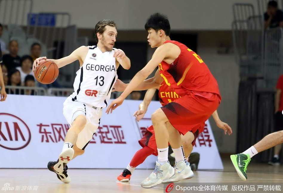 常林犹如空中屏障一般送出一记大帽，瞬间点燃主场球迷的激情