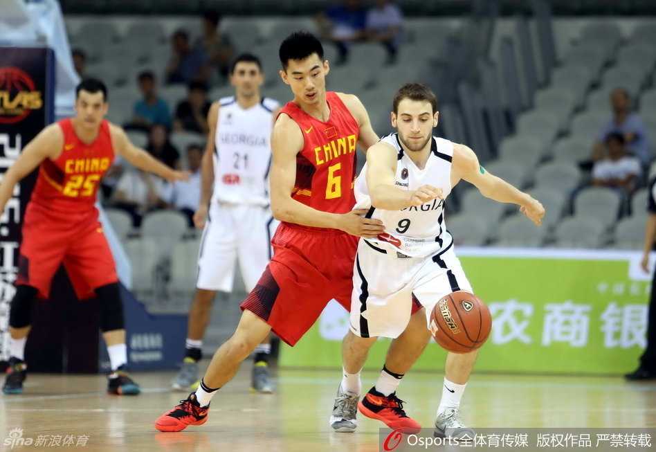 崔晋铭在赛场上演精准抢断，如闪电般出手将对手的传球路线切断