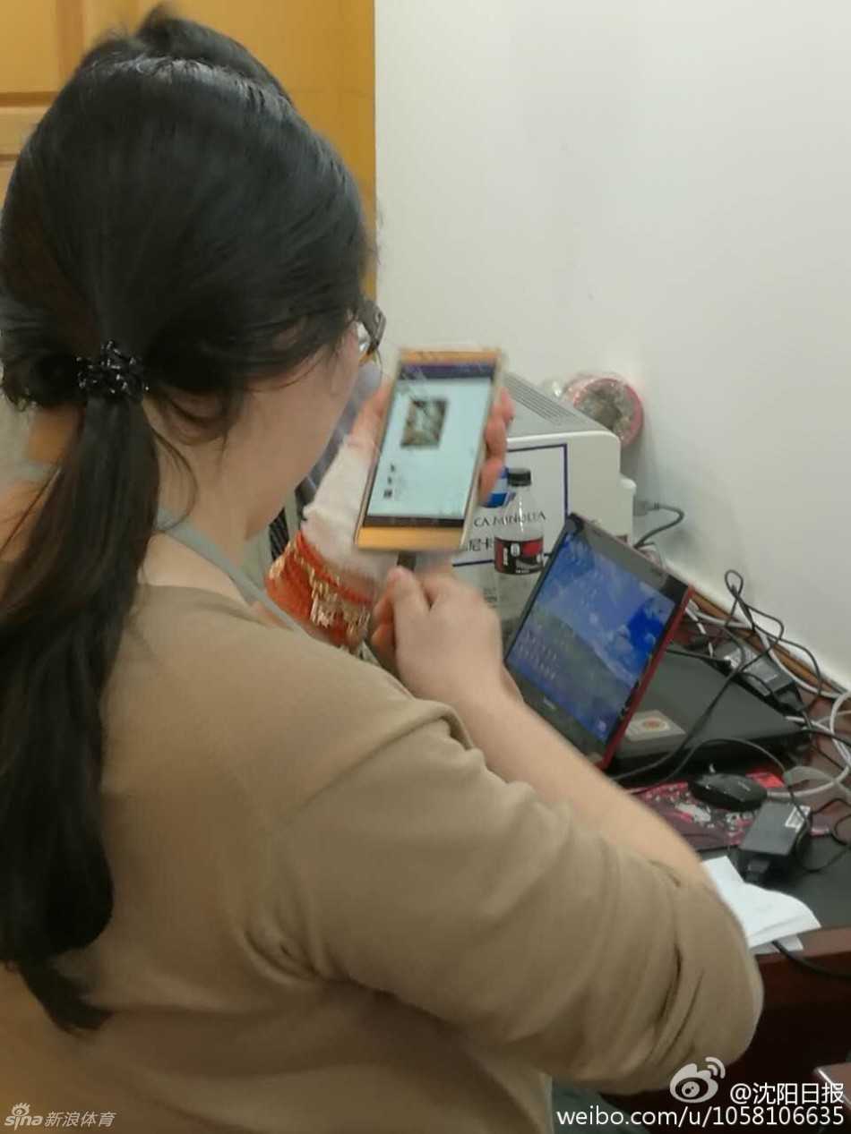 灯光下，几位四川记者的手腕绷带格外显眼。他们正在用手机和笔记本电脑紧张地进行赛前最后的发稿工作，绷带随着敲击的动作轻微晃动，记录下这总决赛前夜独特的职业群像。