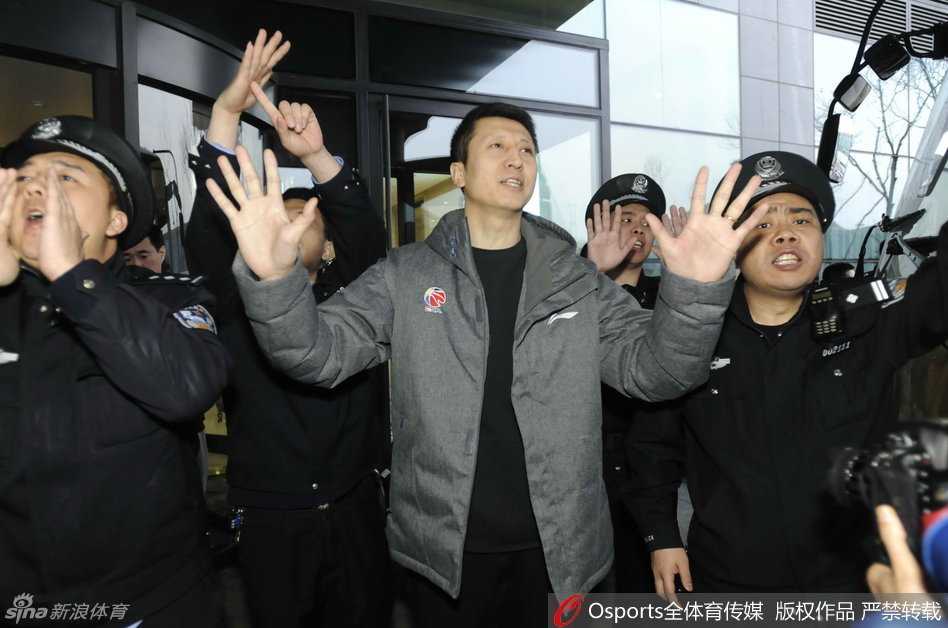 主帅郭士强在人群中深深鞠躬，表情凝重且充满感激，他用这无声的肢体语言，向家乡父老连日来的支持与理解致以最诚挚的谢意，身旁的球迷纷纷举起手机记录下这感人的一刻。