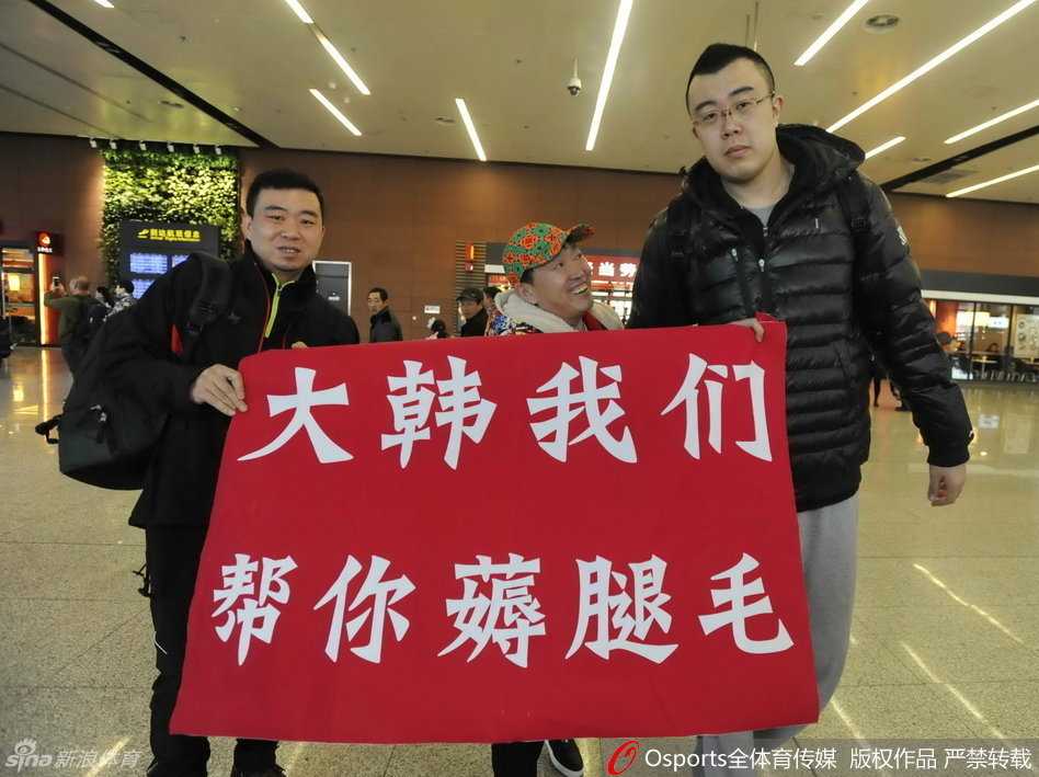 无论成败与辽同在:那年春天沈阳机场的温情接机 在机场明亮的光线下,巨人中锋韩德君面带谦和的笑容,俯身与一位小球迷合影,巨大的身高差构成了最萌画面,也定格了辽篮明星与球迷之间零距离的温情瞬间。