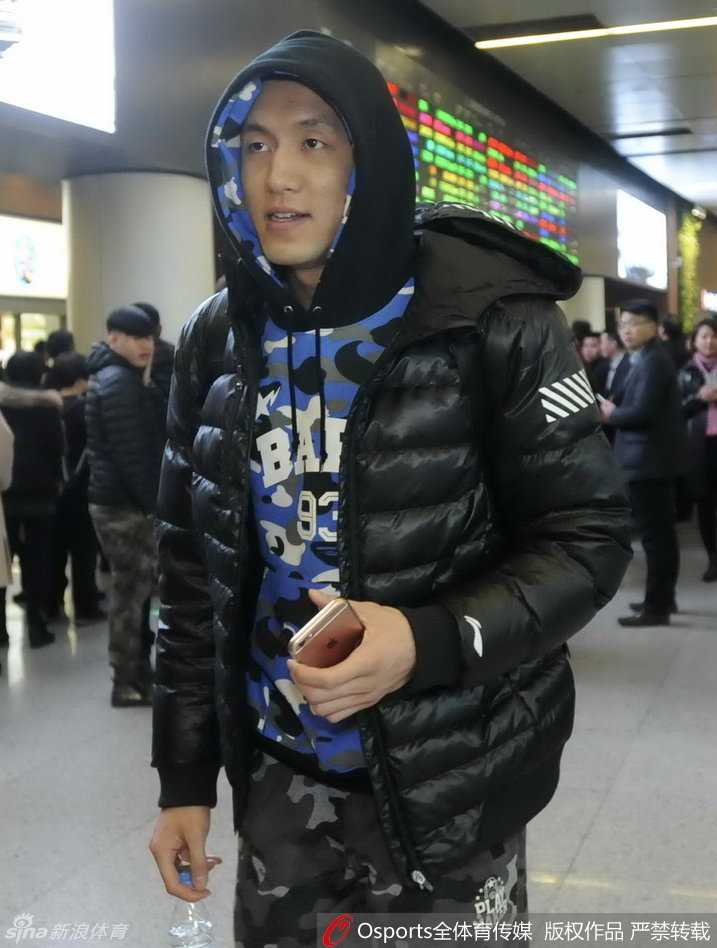 无论成败与辽同在:那年春天沈阳机场的温情接机 一位年轻的辽宁女球迷高高举着一块手绘的白色标语牌,上面用彩色画笔写满了对辽宁男篮的支持话语,她踮起脚尖,眼神中满是期盼,努力让自己准备的标语能被球员们看见。