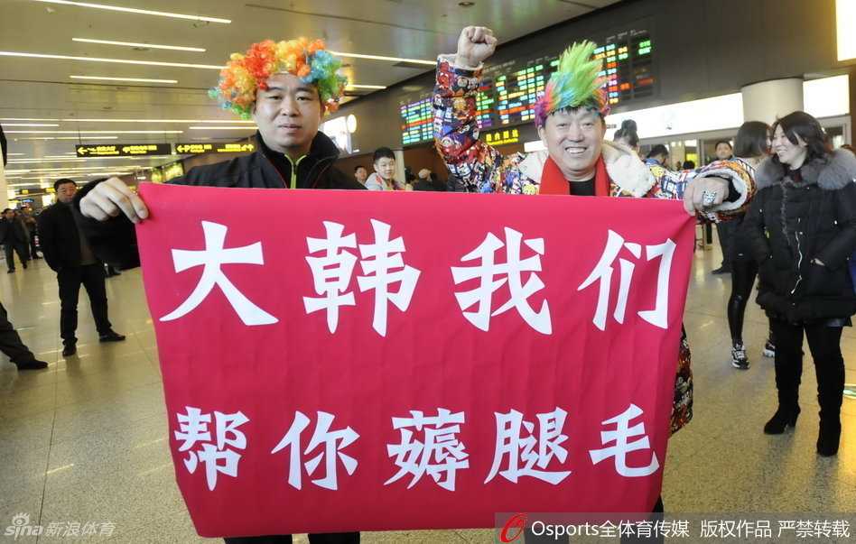无论成败与辽同在:那年春天沈阳机场的温情接机 机场到达大厅内人山人海,到处都是身穿红色助威T恤的辽宁球迷,他们高举着手机和标语牌,目光聚焦于同一个方向,整个大厅被这种狂热而又充满敬意的氛围所填满。