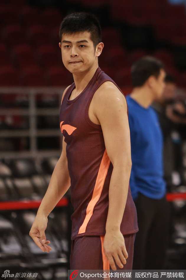 身穿红色国奥队战袍的方硕，在防守球员的包夹下依然从容不迫，他护球的姿态宛如一位在千军万马中守护珍宝的勇士。