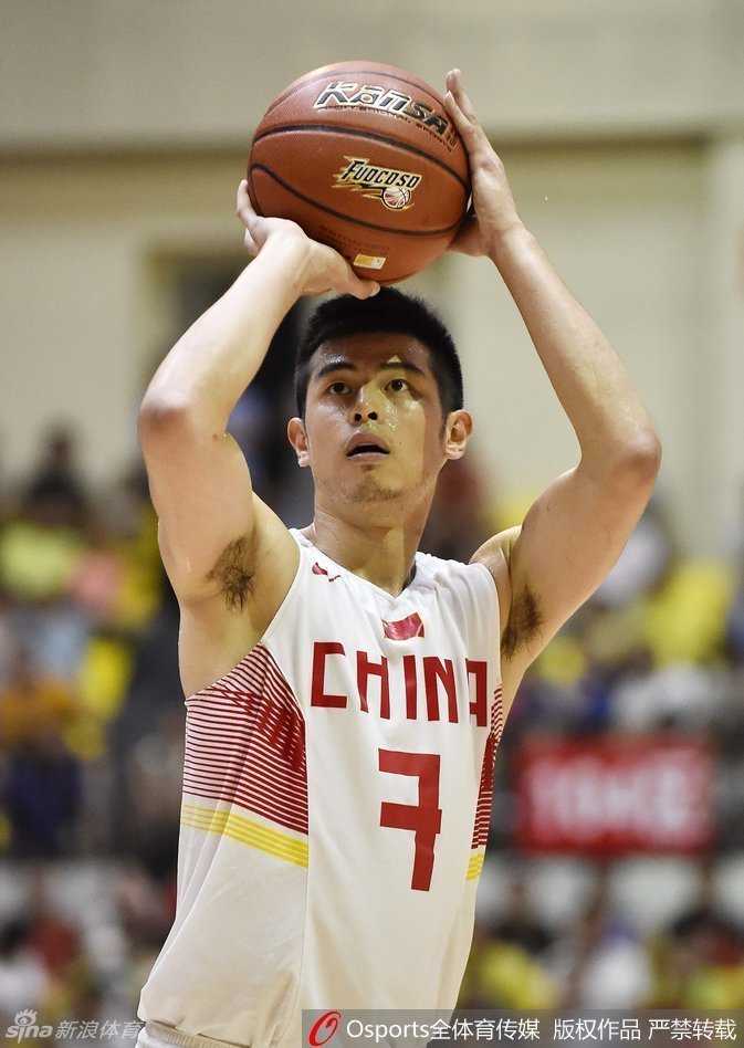 方硕在对手严密防守下依然闲庭信步，他用一个漂亮的背后运球晃开防守人，灵动的身姿仿佛在跳一曲华丽的华尔兹。