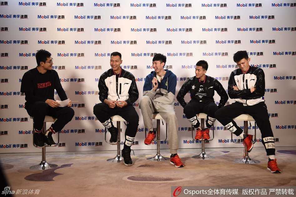 心情大好的易建联和周琦在采访席上谈笑风生，两人举手投足间透着全明星周末的轻松惬意