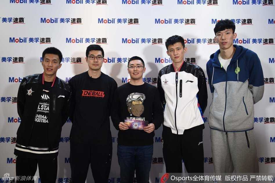 周琦在采访过程中忍不住笑意盈盈，露出标志性的腼腆笑容，看得出他对首次全明星之旅充满期待