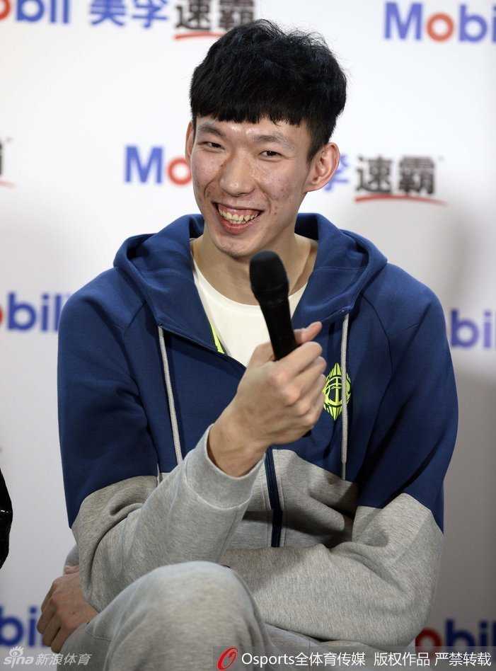 专访结束后几名球员意犹未尽，易建联侧身倾听周琦讲话，两人之间流淌着亦敌亦友的微妙气氛