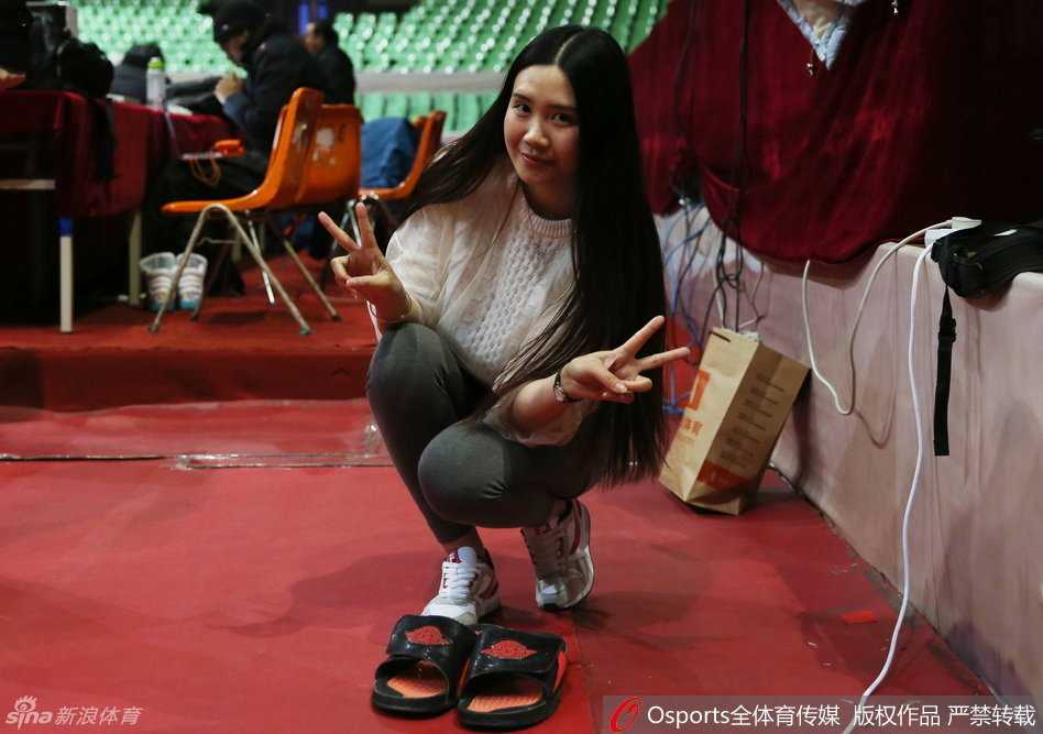 高尚外线出手果断，皮球离开指尖的瞬间带着强烈的旋转，他眼神坚毅，誓要在新赛季证明自己的得分能力。