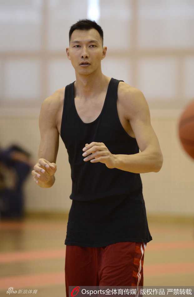 转身放篮的瞬间，阿联的动作一气呵成，舒展的身体展现出极佳的柔韧性，球在指尖轻柔地滚入篮圈。