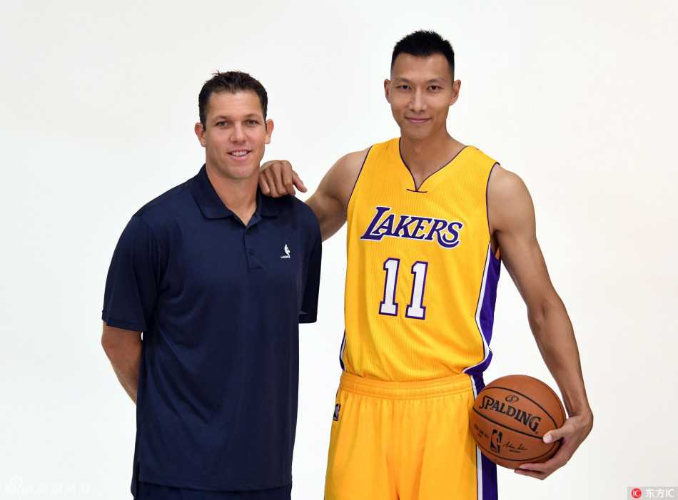 面对镜头，易建联竖起大拇指，神情轻松而踌躇满志，仿佛在向所有关注他的人传递一个信号：我准备好了。