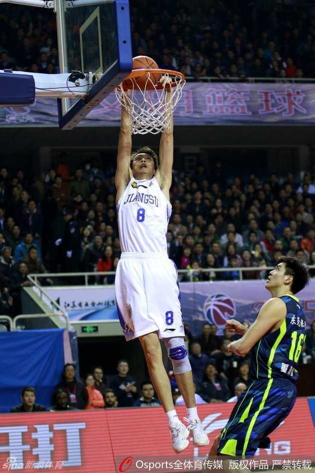 拉拉队在中场休息时献上热力四射的舞蹈，青春靓丽的她们成为赛场上一道抢眼的风景线，为紧张的战局增添了轻松气息。