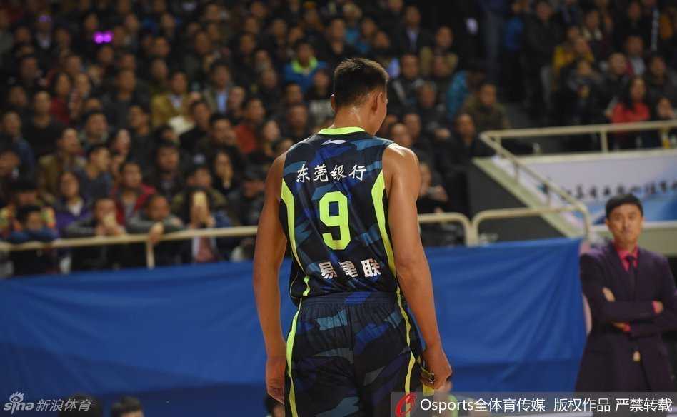 赛前专注的热身时刻，易建联在空无一人的半场进行投篮训练，目光如炬，为即将到来的激战调试着出手弧度。