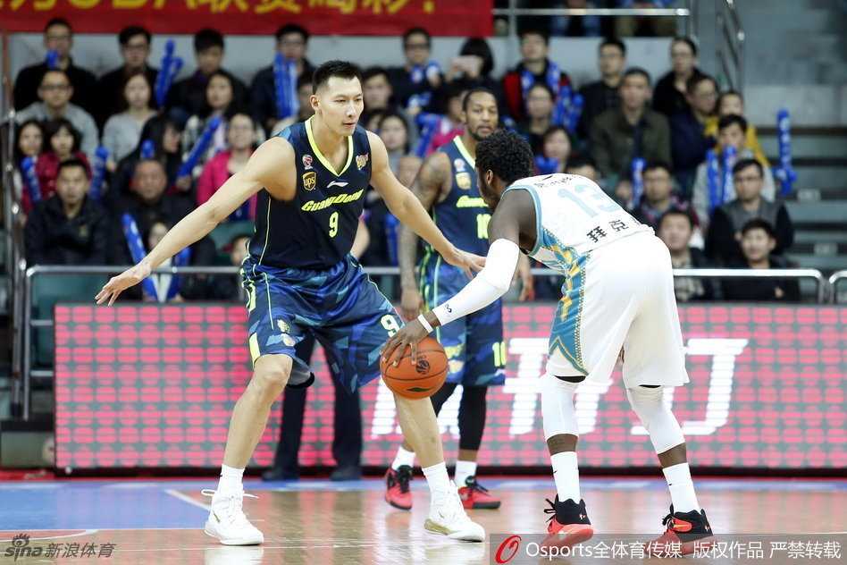 易建联眼神如炬，面对文斯卡特的突破毫不退让，长臂张开形成一道密不透风的防守屏障，这一刻他仿佛要用身体证明中国飞人的含金量