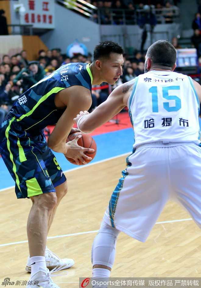 篮下的肌肉碰撞火花四溅，卡特顶着防守强起上篮，整个人在空中如一张拉满的弓，展现着NBA顶级得分手的力量与柔韧性