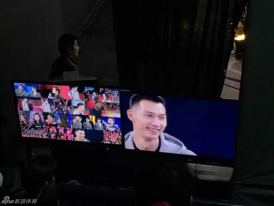 节目中展示的易建联专属名牌，上面清晰地印着他的名字和球衣号码，象征着中国男篮的荣耀与核心地位。