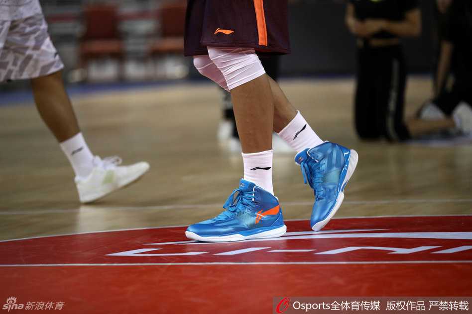 易建联连续进行胯下运球练习，球感极佳。这不仅是一次简单的热身，更是他向外界传递的信号：无论场外有何纷扰，场内他依然是那个无所不能的领袖。