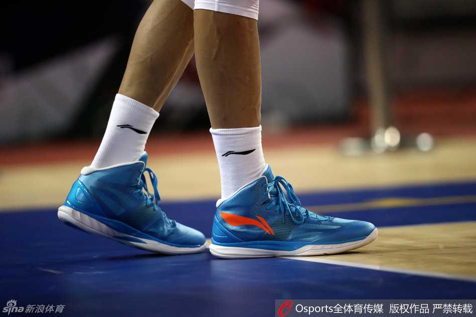 易建联运球至场地中央，环顾四周，神情坚毅。身后是正在热身的队友和空荡荡的看台，几个小时后，这里将为他见证一场伟大的胜利。