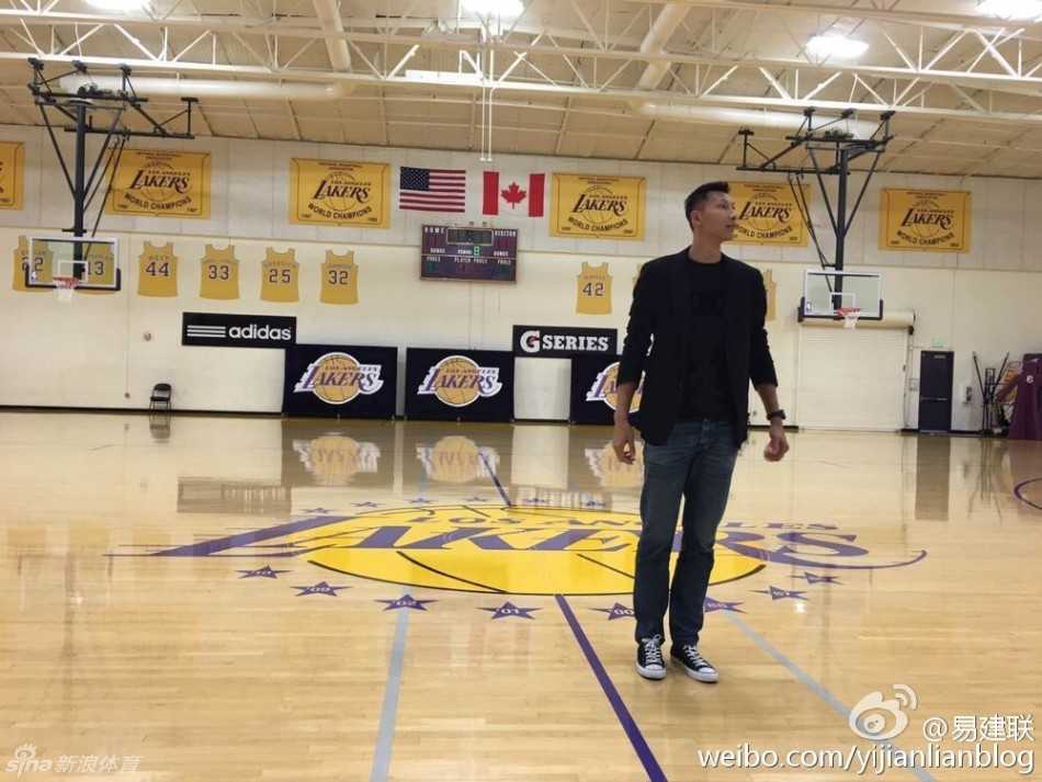 在众人见证下，易建联神情专注地在湖人队合同上落笔签字，正式成为紫金军团的一员。