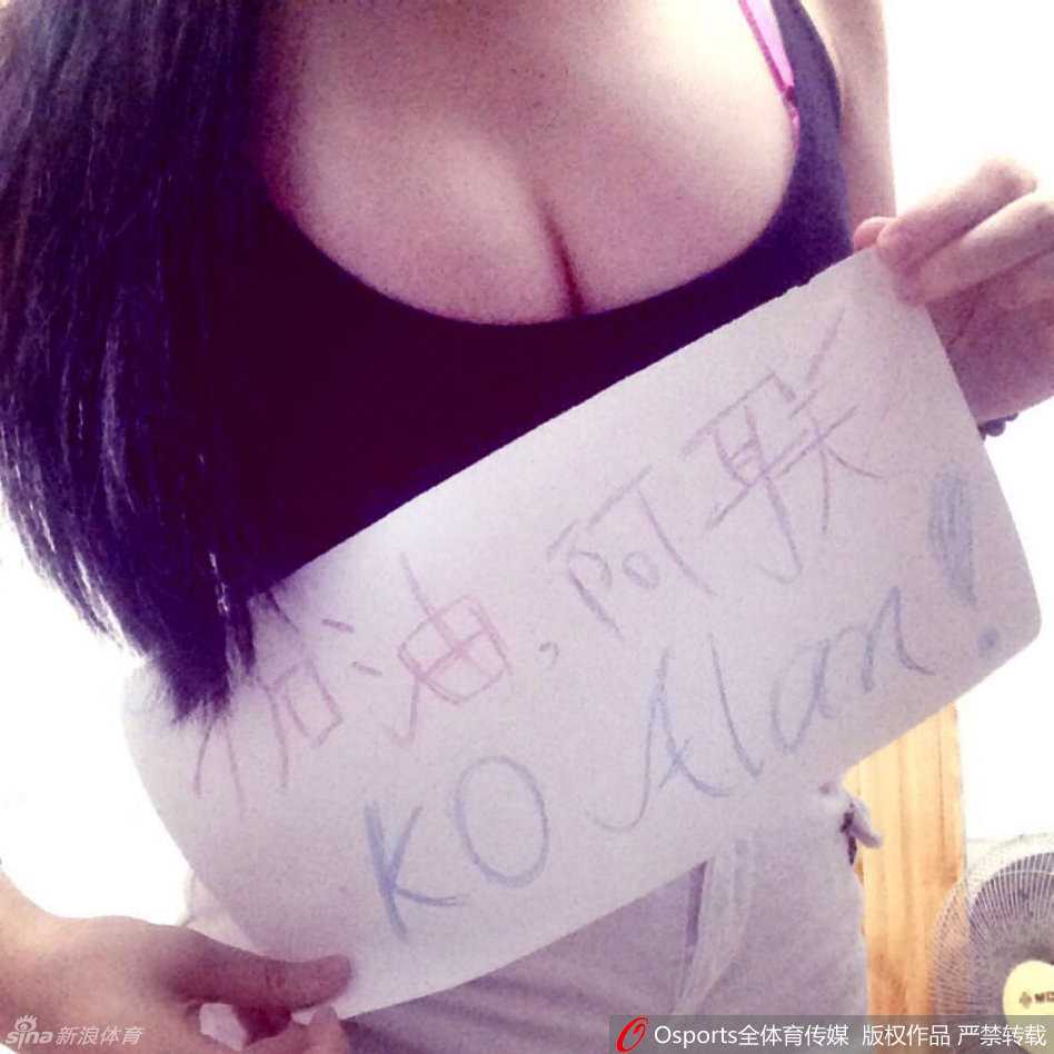 暂停间隙，篮球宝贝献上激情热舞，领舞的队员笑容灿烂，有力的舞姿带动起全场观众的欢呼节奏