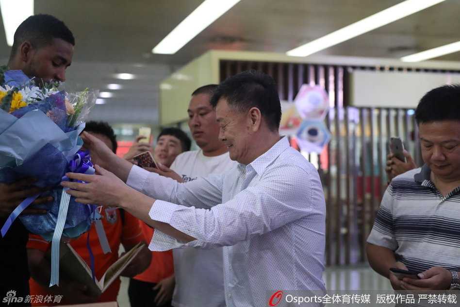 训练场上汤普森单手劈扣，篮球应声入网，张开的五指和紧绷的肌肉线条定格了暴力美学的瞬间，场边的队友无不侧目。