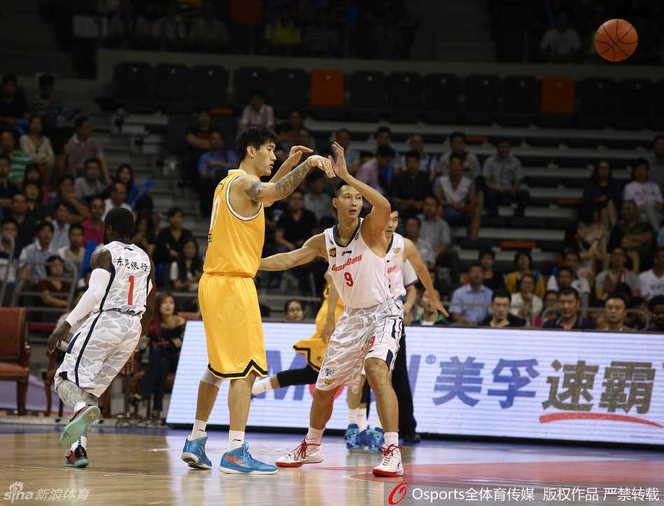 易建联长臂如锁，贴身紧防昔日队友王征，这次内线对决充满了熟悉与较量的矛盾感。