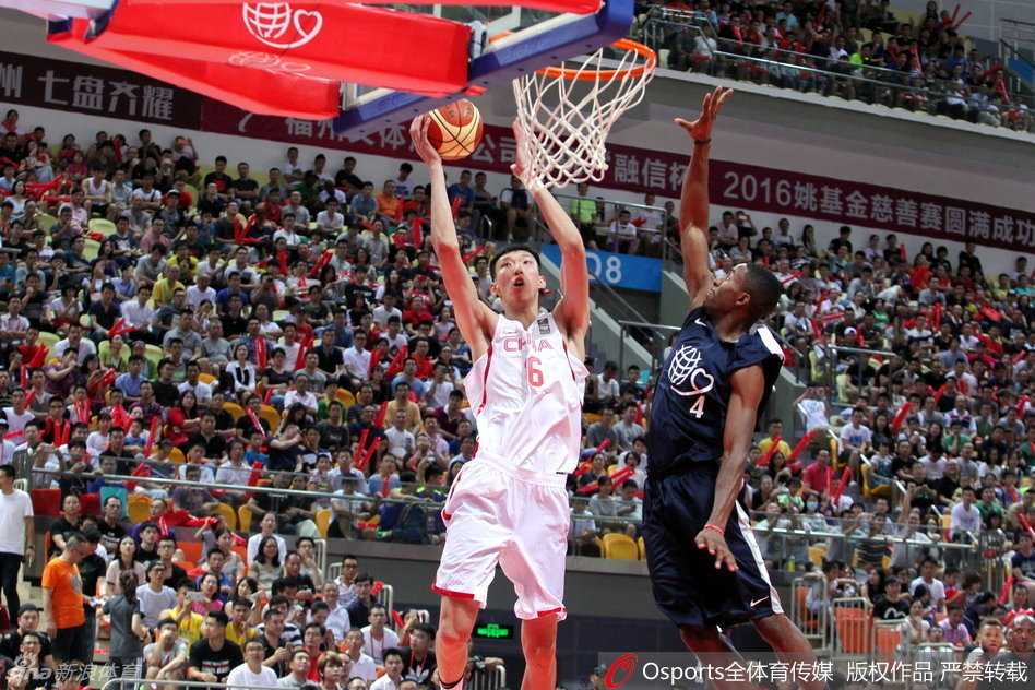 星光熠熠的篮球盛宴:回顾周琦的灵动、拉文与戈登的传奇对决 在对手严密的防守网中,周琦如同灵猫一般轻巧跃起,空中舒展身体,用一次充满想象力的拉杆动作,将球稳稳送入篮筐,瞬间点燃了全场的气氛。